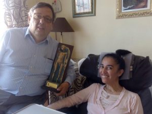 Soraya Mohamed recibe el Trofeo de Valores Humanos de mano de Guillermo Vallejo
