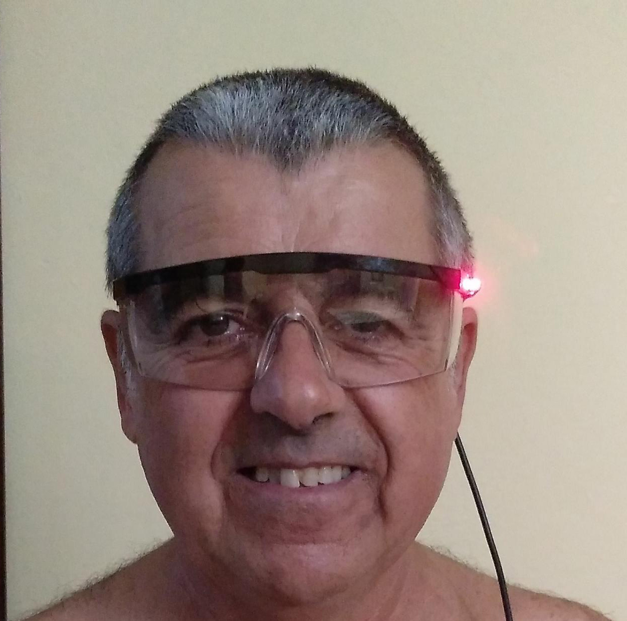 Gafas con puntero láser para todas las Unidades Hospitalarias de ELA en  Andalucía - ELA ANDALUCÍA