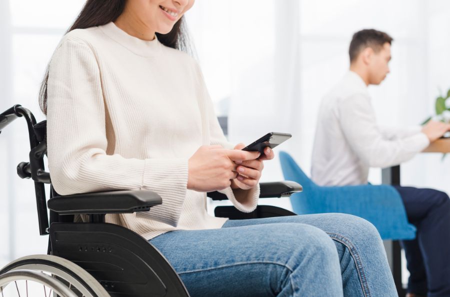 Mujer en silla de ruedas usando el teléfono móvil