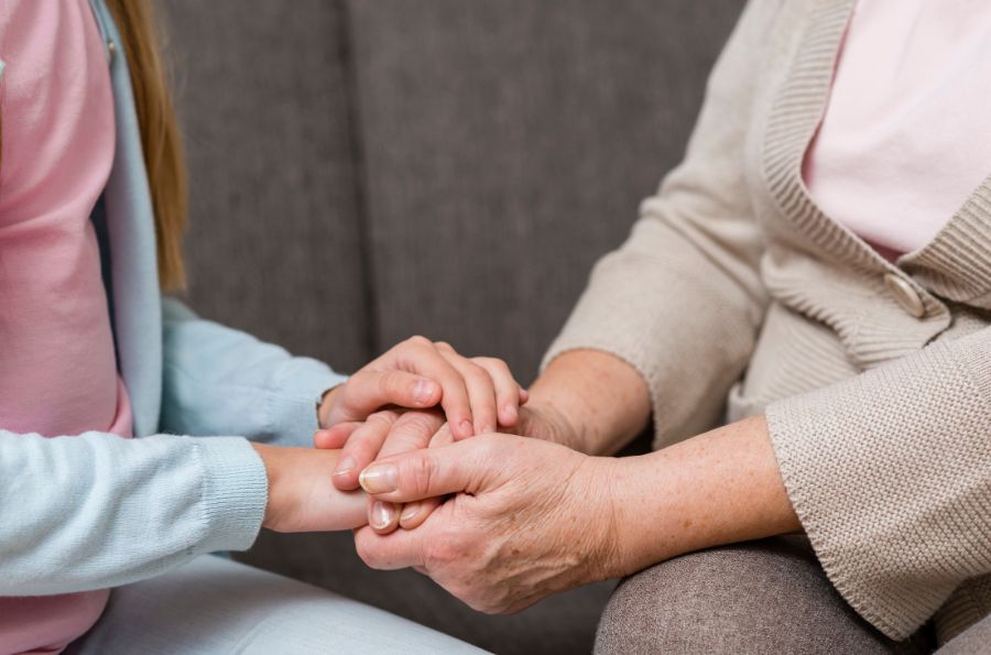 Dos personas cogidas de la mano en primer plano