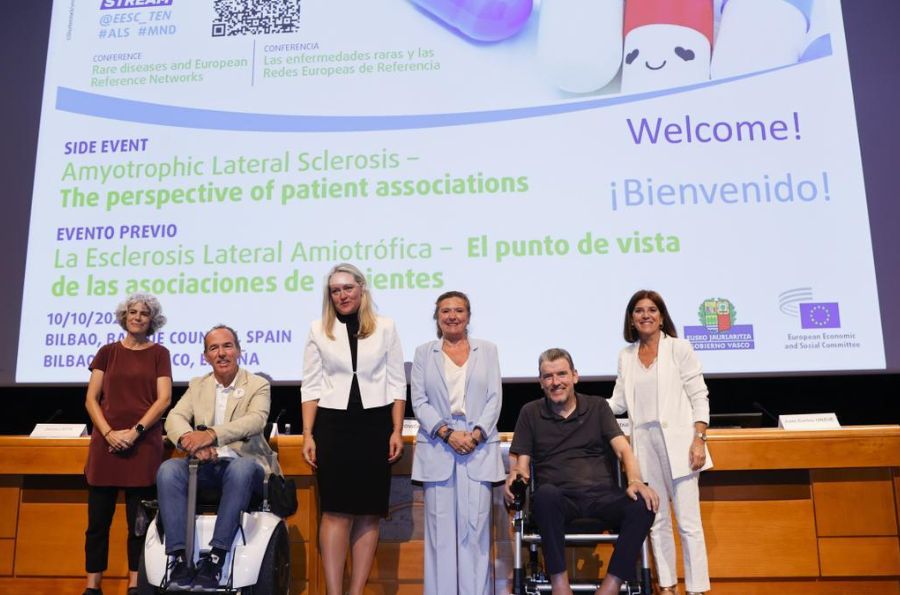 Dos pacientes ELA en silla de ruedas junto a cuatro representantes de la Unión Europea