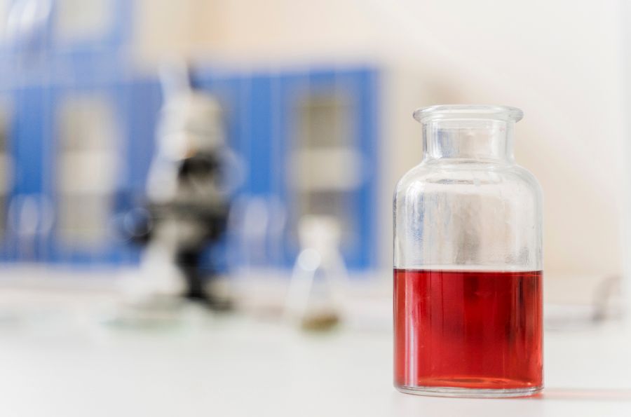 Primer plano de un bote con sustancia de laboratorio