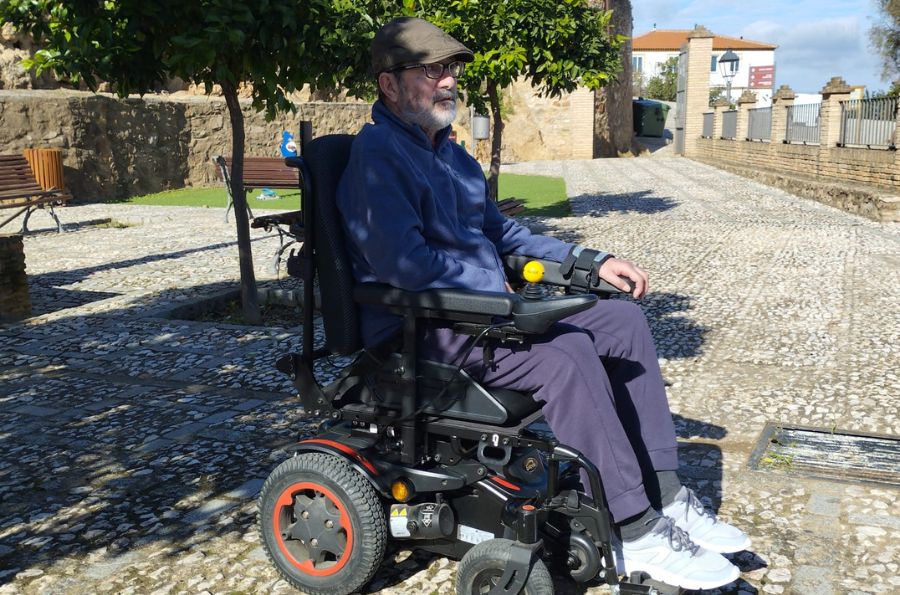 Mariano, paciente con ELA, en la plaza de su pueblo Zufre