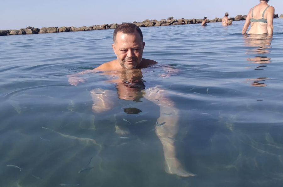 Antonio se baña en las playas de Almería