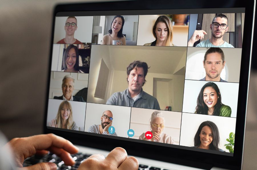 Pantalla de un ordenador donde se ven a los participantes en una reunión online