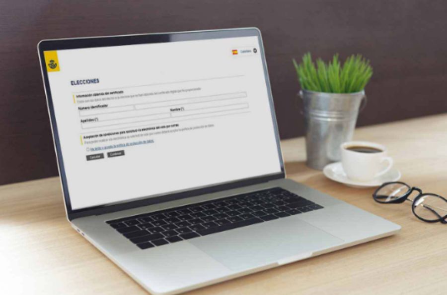 Ordenador con la página web de Correos para solicitar el voto por correo