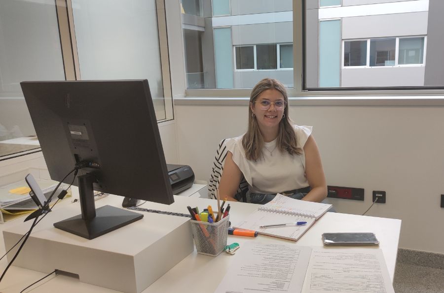 Angela en su mesa de trabajo