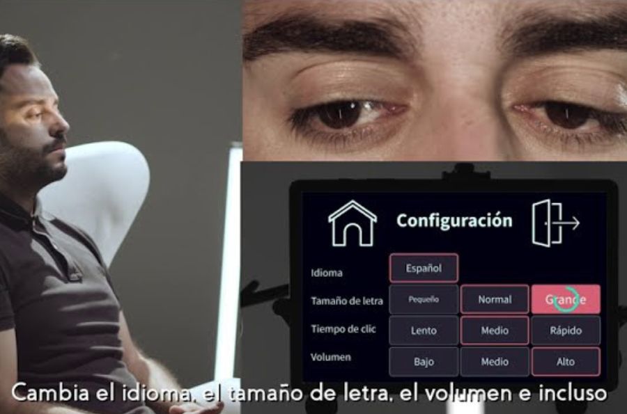 Ojos en primer plano que leen en una pantalla de ordenador