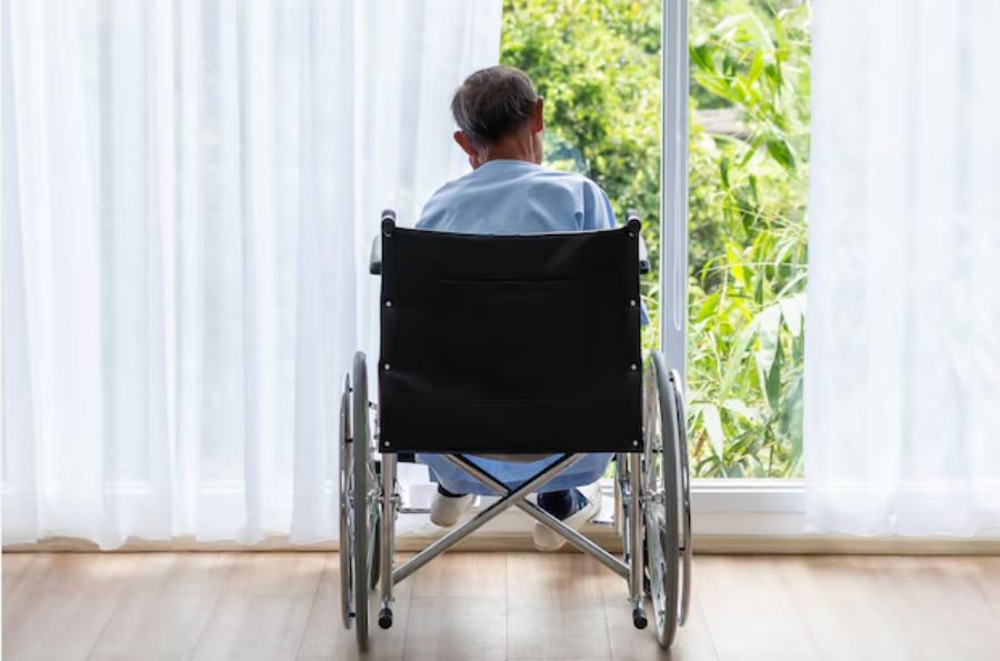 Hombre de espaldas en silla de ruedas