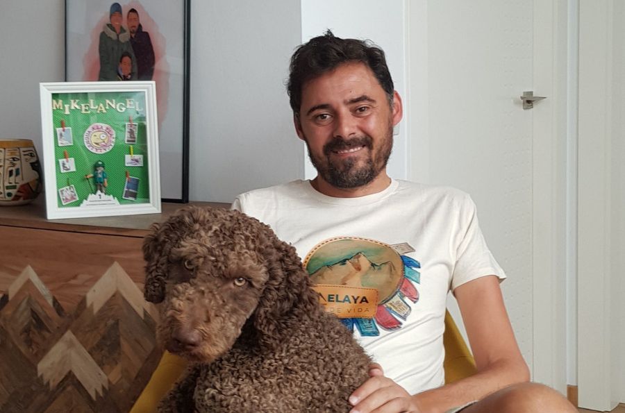 Persona sentada con un un perro en el regazo