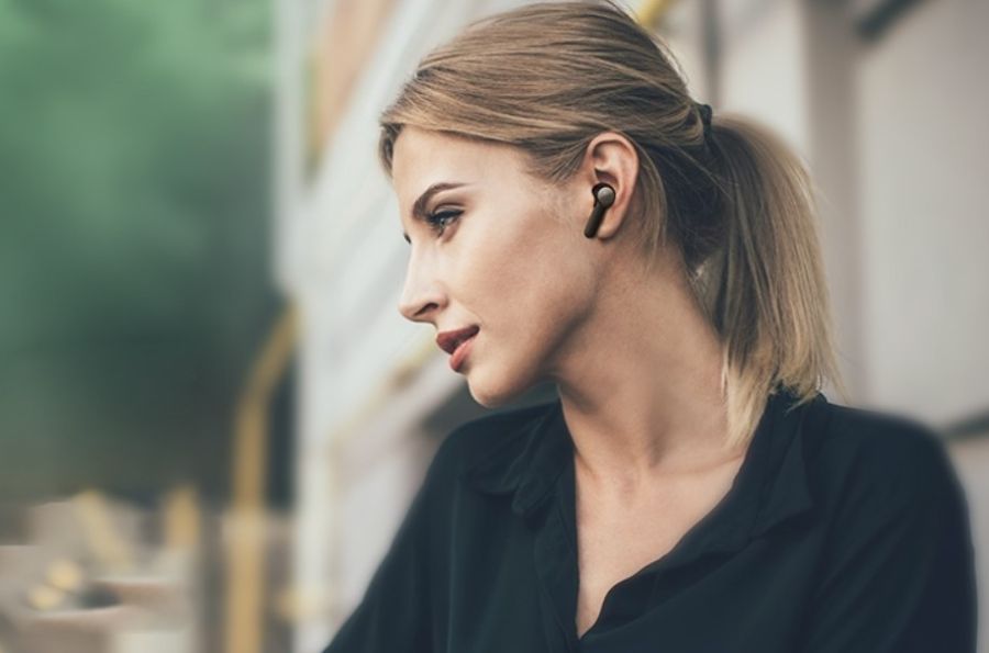 Mujer con auriculares inalámbricos