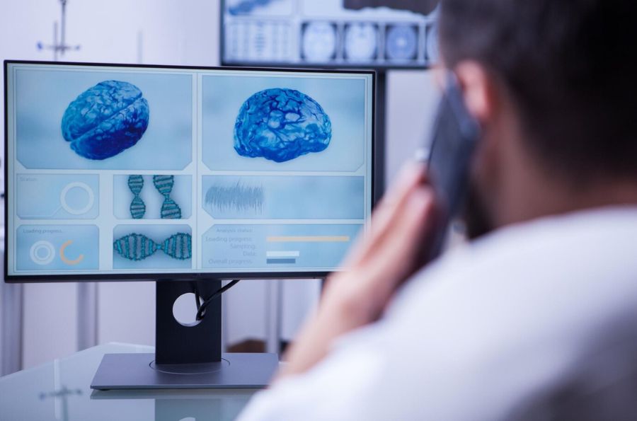 Investigador en el laboratorio hablando por teléfono
