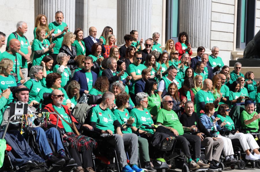 Enfermos de ELA en la puerta del Senado