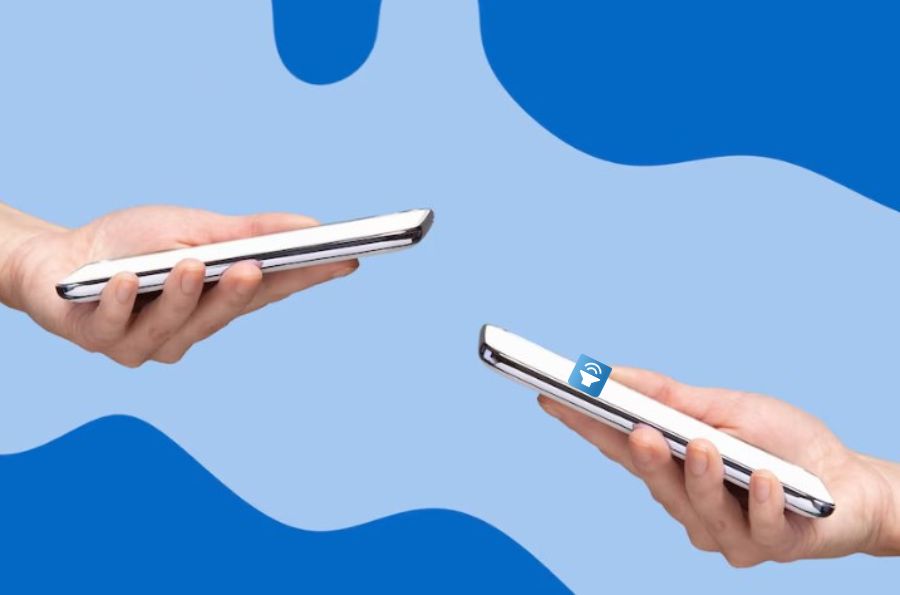 Dos manos que sostienen dos teléfonos
