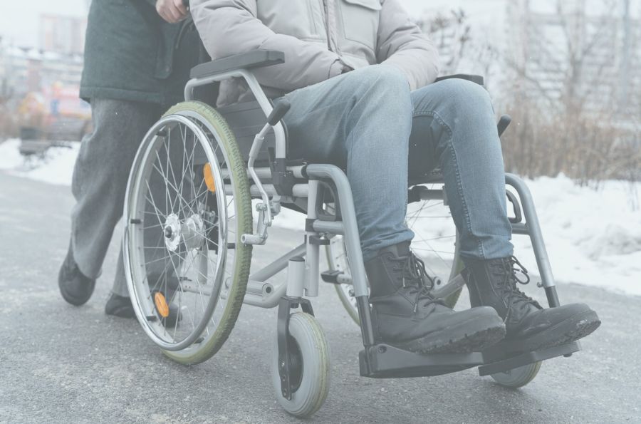 Hombre en silla de ruedas