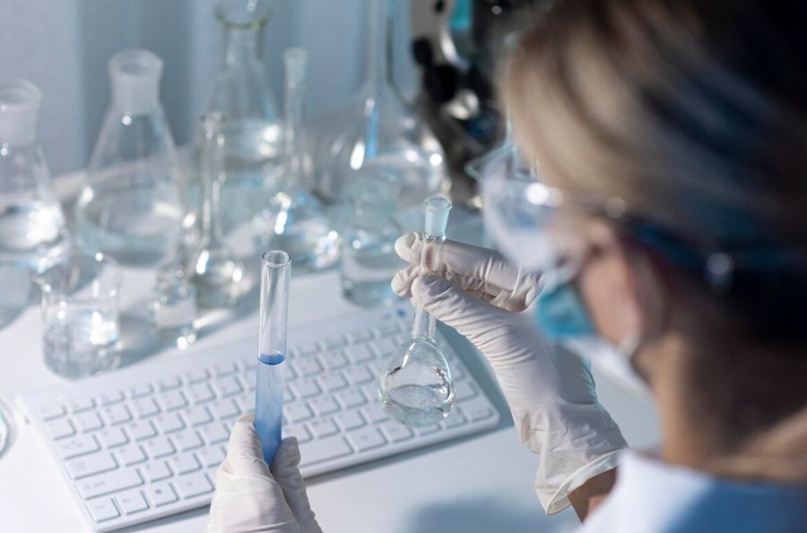 Científica en laboratorio