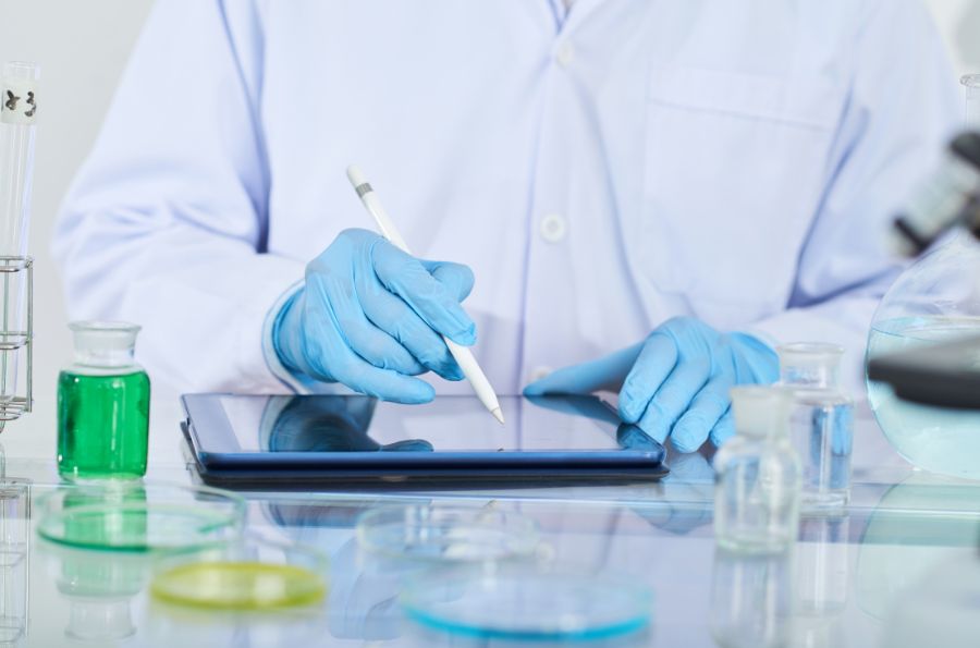 Investigador en laboratorio usando una tablet