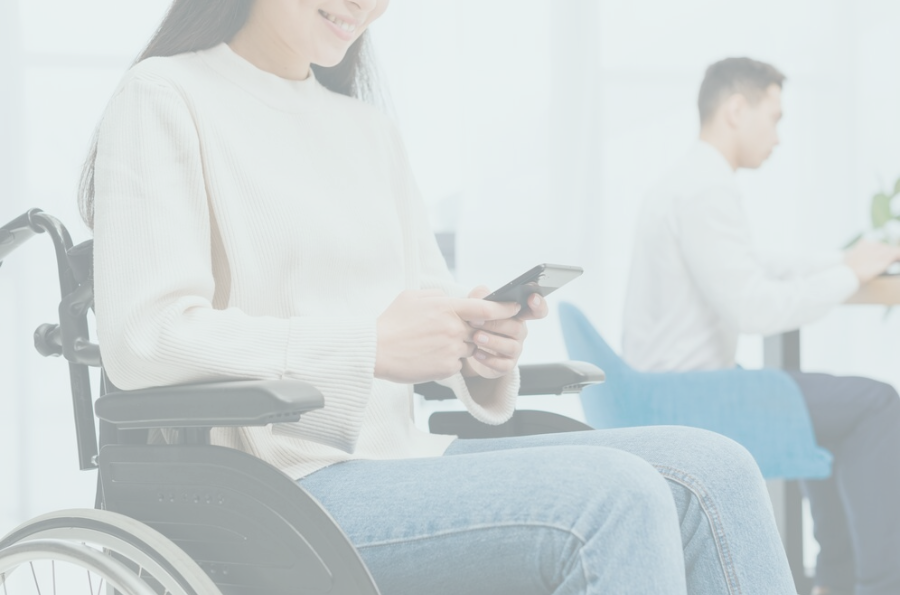 Mujer en silla de ruedas con teléfono