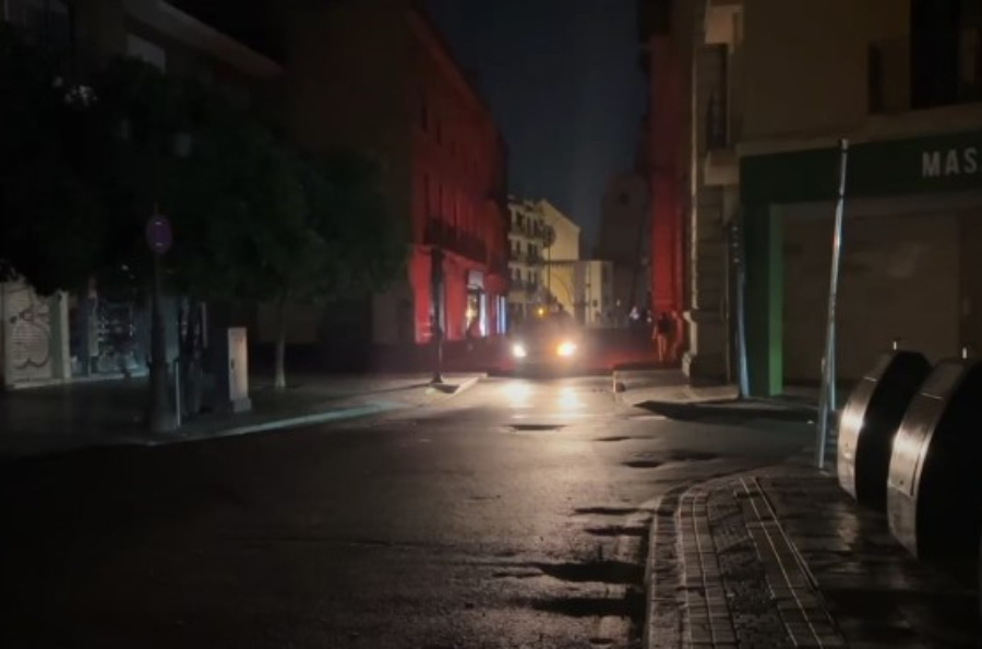 Ciudad sin luz, iluminada por los faros de un coche
