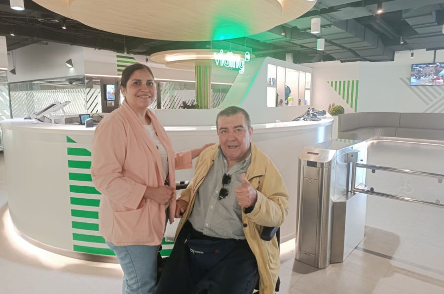 La Asistente Marilia acompañando a Carlos al gimnasio
