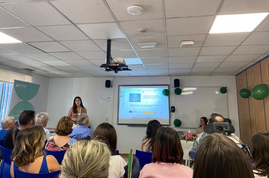 Mujer presenta un proyecto en granada