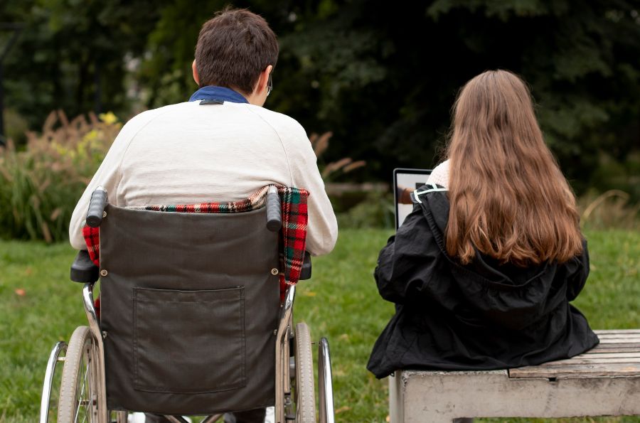 Hombre en silla de ruedas con niña