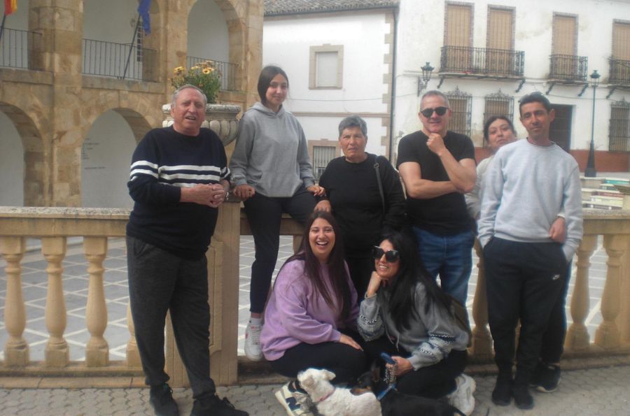 Pepi rodeada de su familia