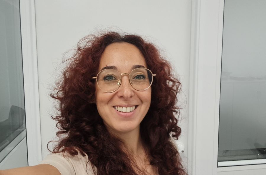 Mujer haciéndose un selfie
